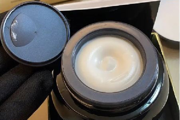 赫蓮娜面霜和海藍(lán)之謎面霜哪個(gè)好用 赫蓮娜面霜和科顏氏面霜哪個(gè)好 赫蓮娜面霜和海藍(lán)之謎面霜哪個(gè)好用 赫蓮娜面霜和科顏氏面霜哪個(gè)好