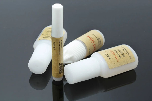 美甲膠水對(duì)指甲有害嗎 美甲膠水會(huì)腐蝕指甲嗎 美甲膠水對(duì)指甲有害嗎 美甲膠水會(huì)腐蝕指甲嗎