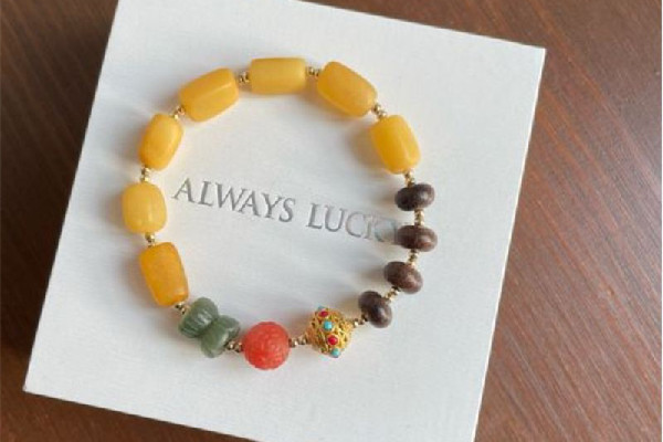 琥珀手串會(huì)變色嗎 琥珀手串會(huì)越戴越亮嗎 琥珀手串會(huì)變色嗎 琥珀手串會(huì)越戴越亮嗎