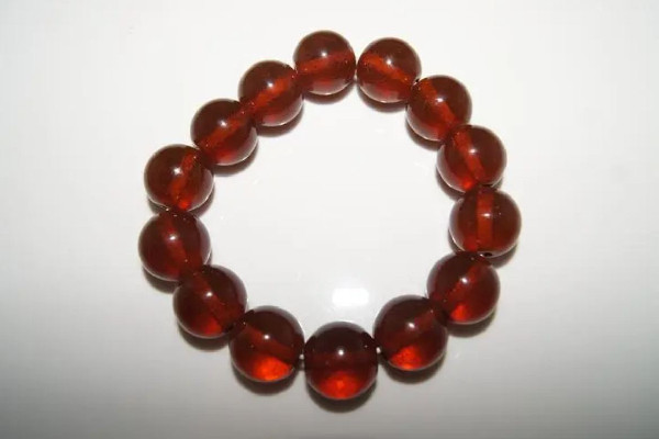 琥珀手串有裂紋怎么辦 琥珀手串有裂紋是假的嗎 琥珀手串有裂紋怎么辦 琥珀手串有裂紋是假的嗎