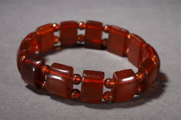 琥珀手串會(huì)變色嗎 琥珀手串會(huì)越戴越亮嗎 琥珀手串會(huì)變色嗎 琥珀手串會(huì)越戴越亮嗎