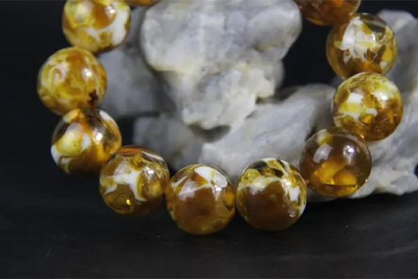 琥珀手串用什么油保養(yǎng) 琥珀手串和蜜蠟手串哪個好 琥珀手串用什么油保養(yǎng) 琥珀手串和蜜蠟手串哪個好