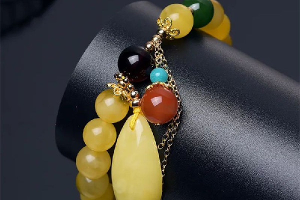 琥珀手串適合什么人戴 琥珀手串可以戴著洗澡嗎 琥珀手串適合什么人戴 琥珀手串可以戴著洗澡嗎