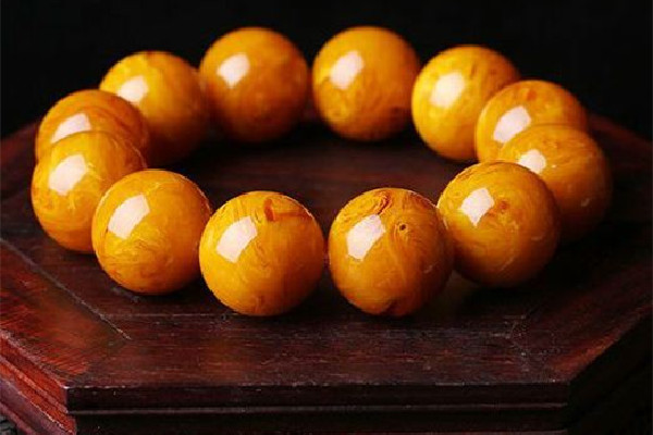 琥珀手串適合什么人戴 琥珀手串可以戴著洗澡嗎 琥珀手串適合什么人戴 琥珀手串可以戴著洗澡嗎