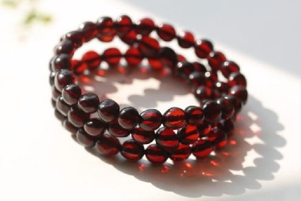 琥珀手串的功效和作用 琥珀手串對(duì)身體有什么好處 琥珀手串的功效和作用 琥珀手串對(duì)身體有什么好處