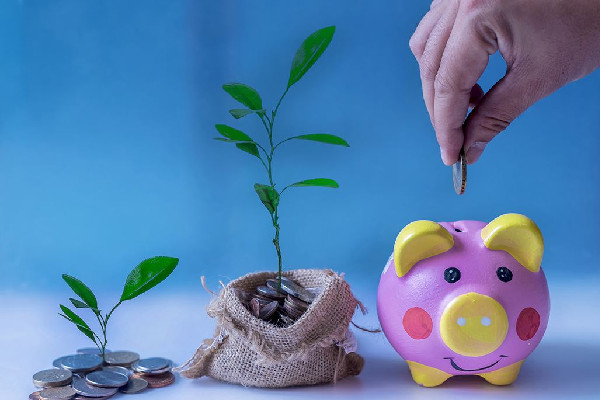 女生月薪8千花15稱存兩百萬退休 每個月存多少錢合適 女生月薪8千花15稱存兩百萬退休 每個月存多少錢合適