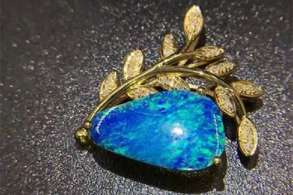 歐泊石可以戴著洗澡嗎 歐泊石佩戴注意事項 歐泊石可以戴著洗澡嗎 歐泊石佩戴注意事項