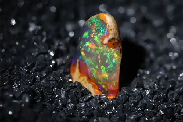 歐泊石和鉆石哪個貴 歐泊石和蛋白石區(qū)別 歐泊石和鉆石哪個貴 歐泊石和蛋白石區(qū)別