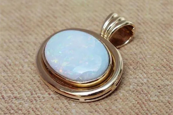 歐泊石適合什么星座 歐泊石適合什么年齡的人 歐泊石適合什么星座 歐泊石適合什么年齡的人