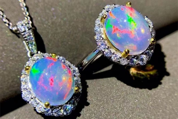 歐泊石可以戴著洗澡嗎 歐泊石佩戴注意事項 歐泊石可以戴著洗澡嗎 歐泊石佩戴注意事項