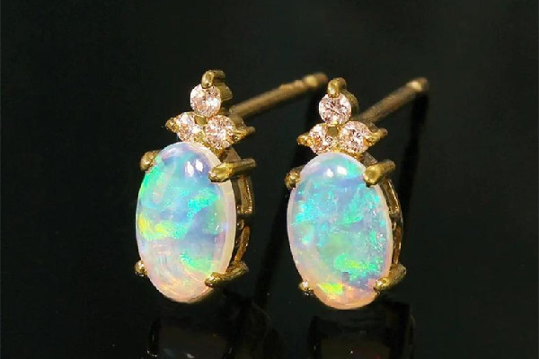 歐泊石的功效和作用 歐泊石的寓意 歐泊石的功效和作用 歐泊石的寓意