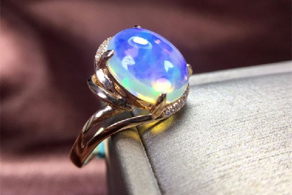 歐泊石適合什么星座 歐泊石適合什么年齡的人 歐泊石適合什么星座 歐泊石適合什么年齡的人