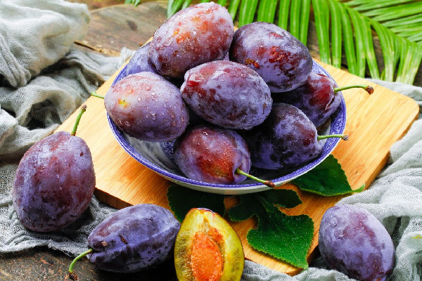 西梅可以吃皮兒嗎 西梅皮怎么剝 西梅可以吃皮兒嗎 西梅皮怎么剝