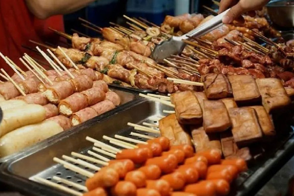 夜市擺攤?cè)杖?000他們?yōu)槭裁床恍?擺攤可以賺錢嗎 夜市擺攤?cè)杖?000他們?yōu)槭裁床恍?擺攤可以賺錢嗎