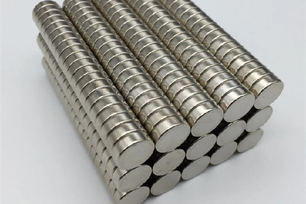 男孩向女生水杯里放吸鐵石 吸鐵石對人體有害嗎 男孩向女生水杯里放吸鐵石 吸鐵石對人體有害嗎