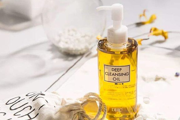 卸妝油和卸妝膏哪個好用對皮膚好 卸妝油和卸妝膏的區(qū)別 卸妝油和卸妝膏哪個好用對皮膚好 卸妝油和卸妝膏的區(qū)別