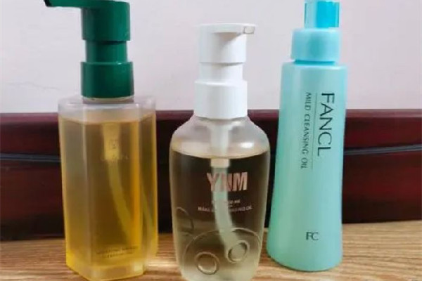 卸妝油的用法 卸妝油用多少合適 卸妝油的用法 卸妝油用多少合適