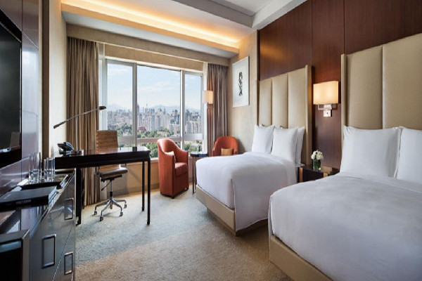 情侶住酒店小伙半夜被陌生男摸醒 住酒店有陌生人進房價如何處理 情侶住酒店小伙半夜被陌生男摸醒 住酒店有陌生人進房價如何處理