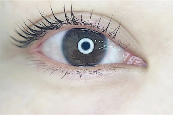 女生用發(fā)卡燙睫毛眼球燙個(gè)泡 燙睫毛對(duì)睫毛傷害大嗎 女生用發(fā)卡燙睫毛眼球燙個(gè)泡 燙睫毛對(duì)睫毛傷害大嗎