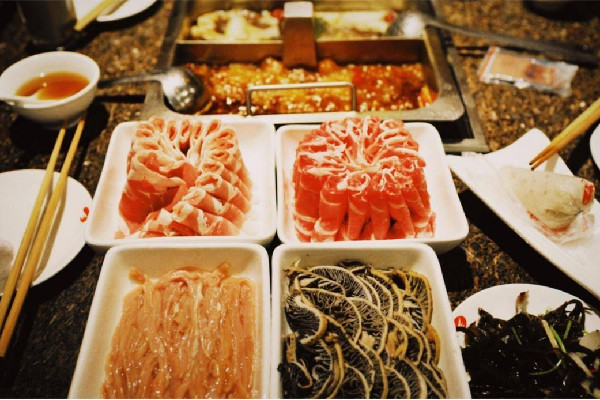 究竟誰在留宿海底撈 海底撈不是大學生可以打折嗎 究竟誰在留宿海底撈 海底撈不是大學生可以打折嗎