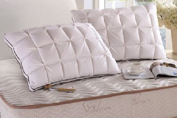 羽絨枕頭會塌嗎 羽絨枕頭塌了怎么辦 羽絨枕頭會塌嗎 羽絨枕頭塌了怎么辦