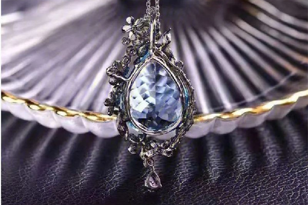 托帕石和海藍(lán)寶的區(qū)別 托帕石是水晶還是寶石 托帕石和海藍(lán)寶的區(qū)別 托帕石是水晶還是寶石