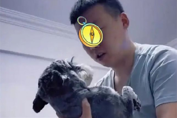 新手爸爸拿狗狗練拍嗝 怎么給寶寶拍嗝 新手爸爸拿狗狗練拍嗝 怎么給寶寶拍嗝