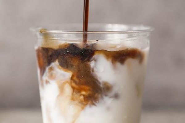 咖啡液用冷水還是熱水沖 咖啡液用什么牛奶泡比較好 咖啡液用冷水還是熱水沖 咖啡液用什么牛奶泡比較好