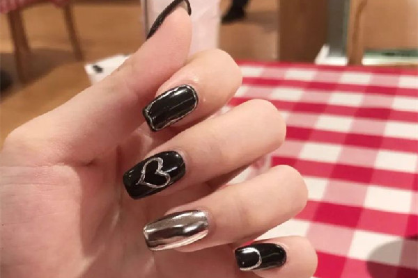 黑色美甲怎么做好看 黑色美甲怎么搭配好看 黑色美甲怎么做好看 黑色美甲怎么搭配好看