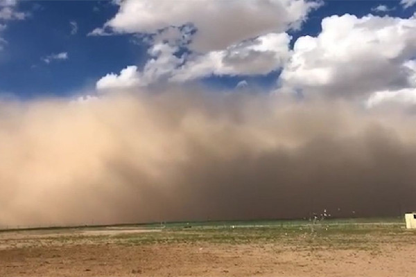 沙塵暴趁夜入京:口罩擋不住行人吃土 沙塵暴的危害有哪些 沙塵暴趁夜入京:口罩擋不住行人吃土 沙塵暴的危害有哪些