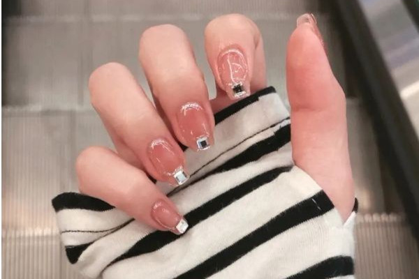 美甲貼鉆是先封層還是先貼鉆 美甲貼鉆怎么貼的牢固 美甲貼鉆是先封層還是先貼鉆 美甲貼鉆怎么貼的牢固