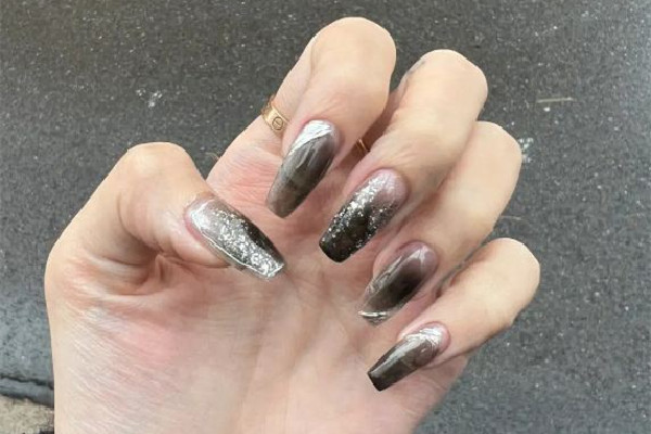 黑色美甲怎么做好看 黑色美甲怎么搭配好看 黑色美甲怎么做好看 黑色美甲怎么搭配好看