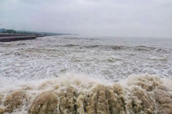3人觀潮剛被勸離潮水涌來(lái) 觀潮什么時(shí)候最好
