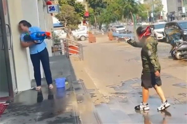 潑水節(jié)男子戴頭盔拿水槍進銀行火拼 潑水節(jié)是哪個地方的習俗 潑水節(jié)男子戴頭盔拿水槍進銀行火拼 潑水節(jié)是哪個地方的習俗
