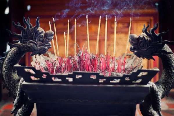 去寺廟可以不上香嗎 去寺廟上香的規(guī)矩和忌諱 去寺廟可以不上香嗎 去寺廟上香的規(guī)矩和忌諱