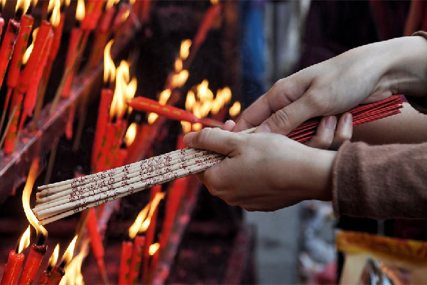 去寺廟可以不上香嗎 去寺廟上香的規(guī)矩和忌諱 去寺廟可以不上香嗎 去寺廟上香的規(guī)矩和忌諱