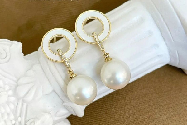 珍珠耳飾會(huì)不會(huì)顯老 珍珠耳飾適合多大年齡 珍珠耳飾會(huì)不會(huì)顯老 珍珠耳飾適合多大年齡