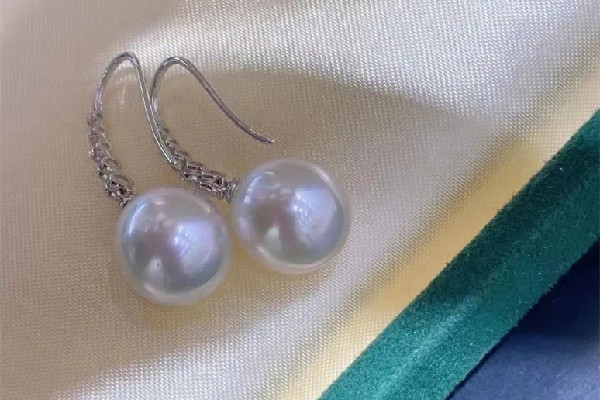 珍珠耳飾適合哪種臉型 珍珠耳飾怎么搭配衣服 珍珠耳飾適合哪種臉型 珍珠耳飾怎么搭配衣服