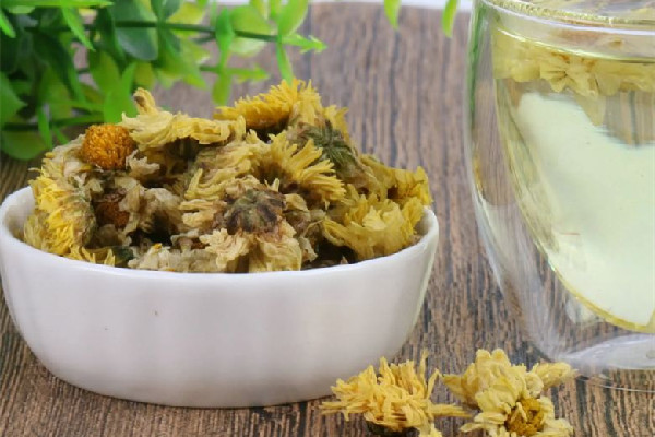 菊花茶要用多少度水泡 菊花茶可以去痘痘嗎 菊花茶要用多少度水泡 菊花茶可以去痘痘嗎