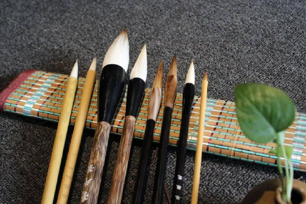 毛筆可以一直泡在水里嗎 毛筆泡水泡太久會怎樣 毛筆可以一直泡在水里嗎 毛筆泡水泡太久會怎樣