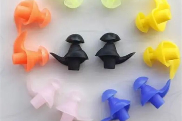 游泳耳塞的正確佩戴方法 游泳耳塞怎么分左右 游泳耳塞的正確佩戴方法 游泳耳塞怎么分左右