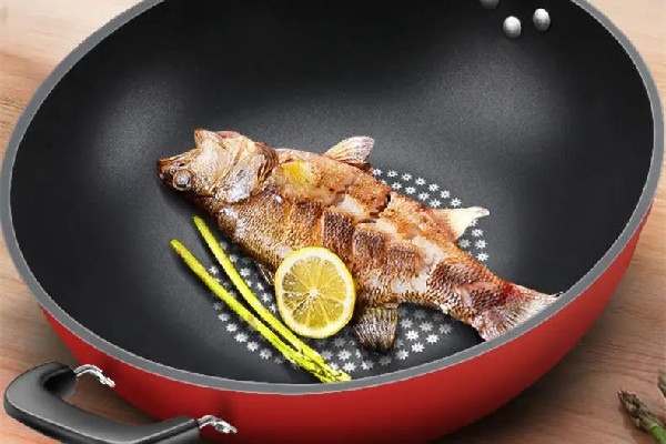 平底鍋多久換一次比較好 平底鍋用時間長了會鼓起來嗎