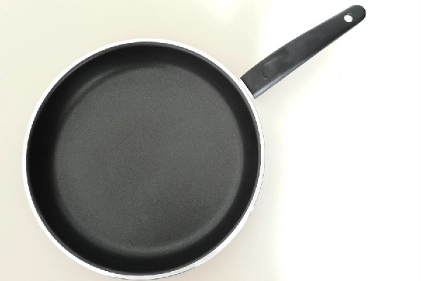 平底鍋是生鐵好還是熟鐵好 平底鍋什么材質的好用安全 平底鍋是生鐵好還是熟鐵好 平底鍋什么材質的好用安全