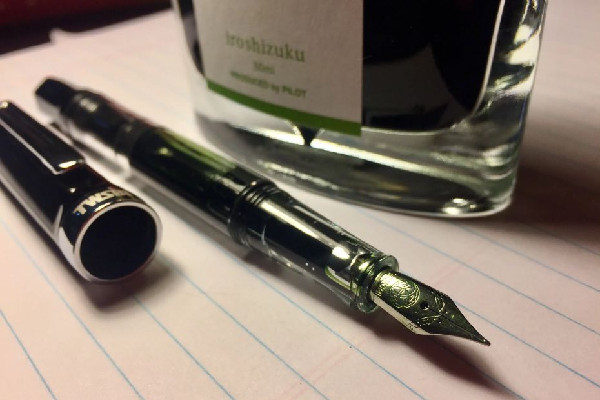 鋼筆有墨水但是寫(xiě)不出來(lái)怎么辦 鋼筆為什么總是斷墨